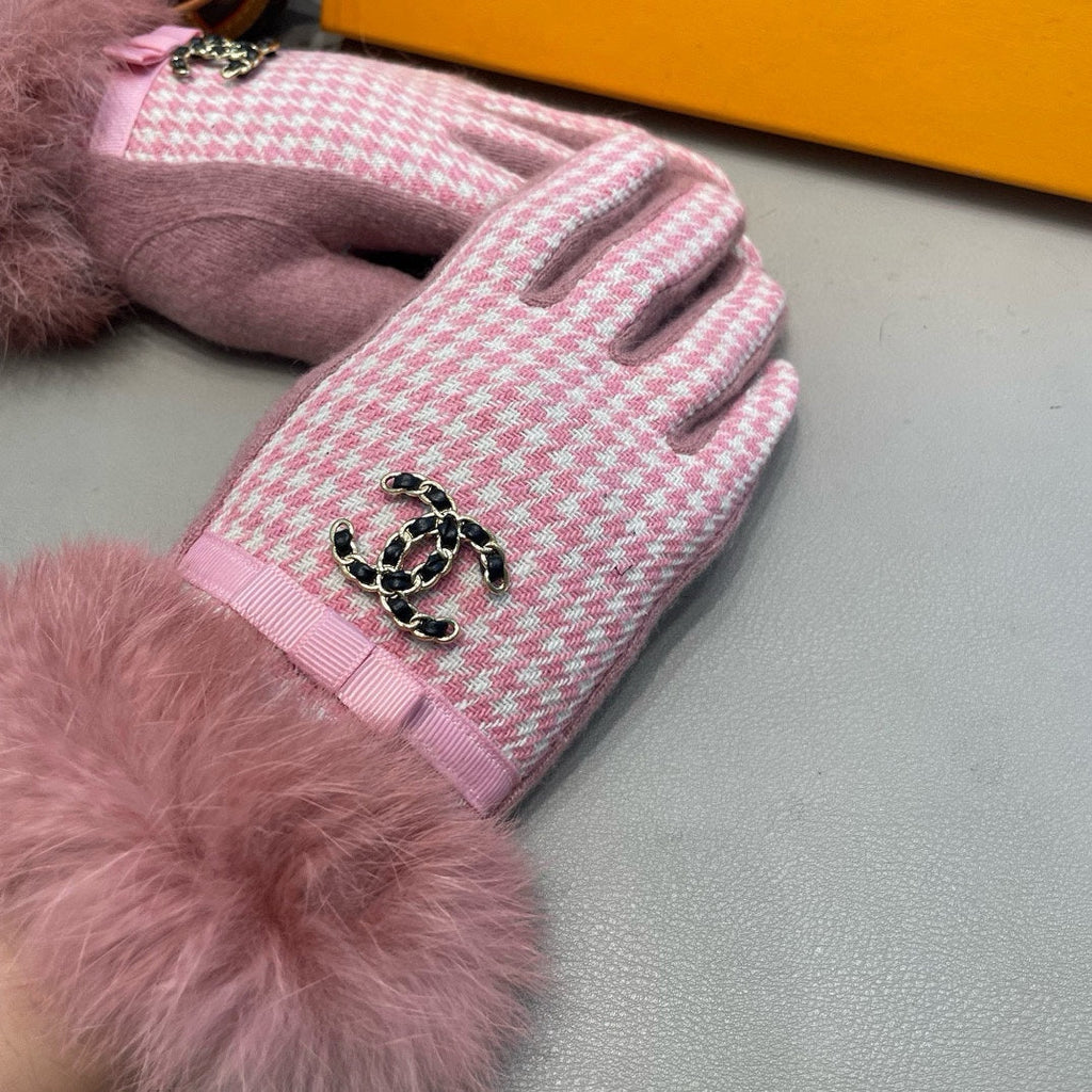 CHANEL GLOVES IN PASTEL PINK MIX WHITE WOOL AND RABBIT FUR 417181