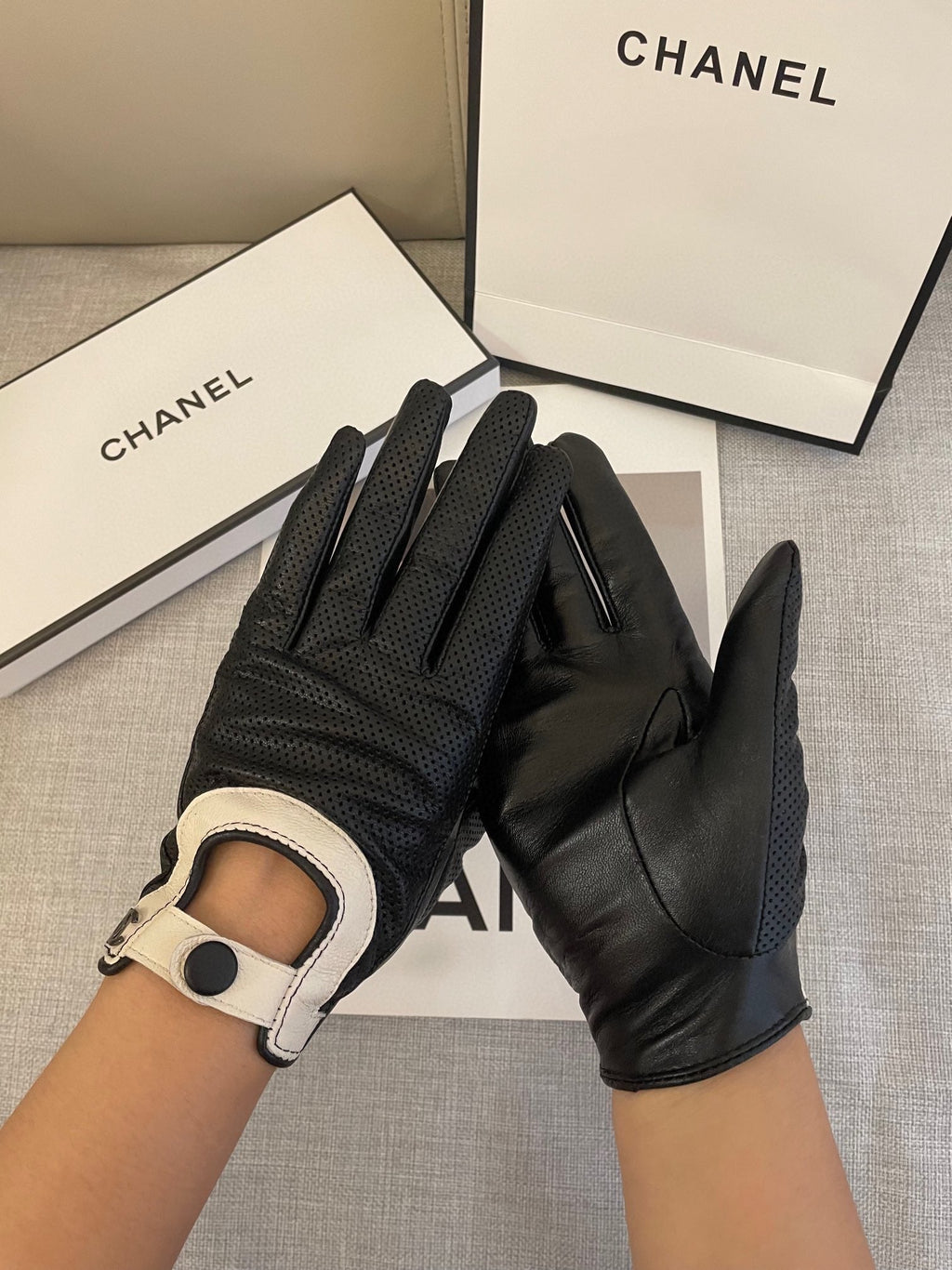 CHANEL GLOVES IN BLACK SHEEPSKIN 463848
