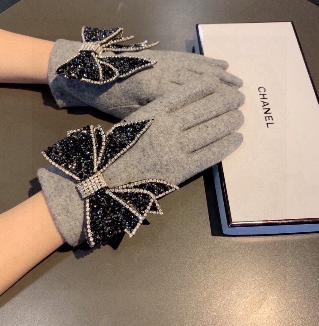 CHANEL GLOVES IN DOVE GRAY WOOL WITH RHINSTONES 429246