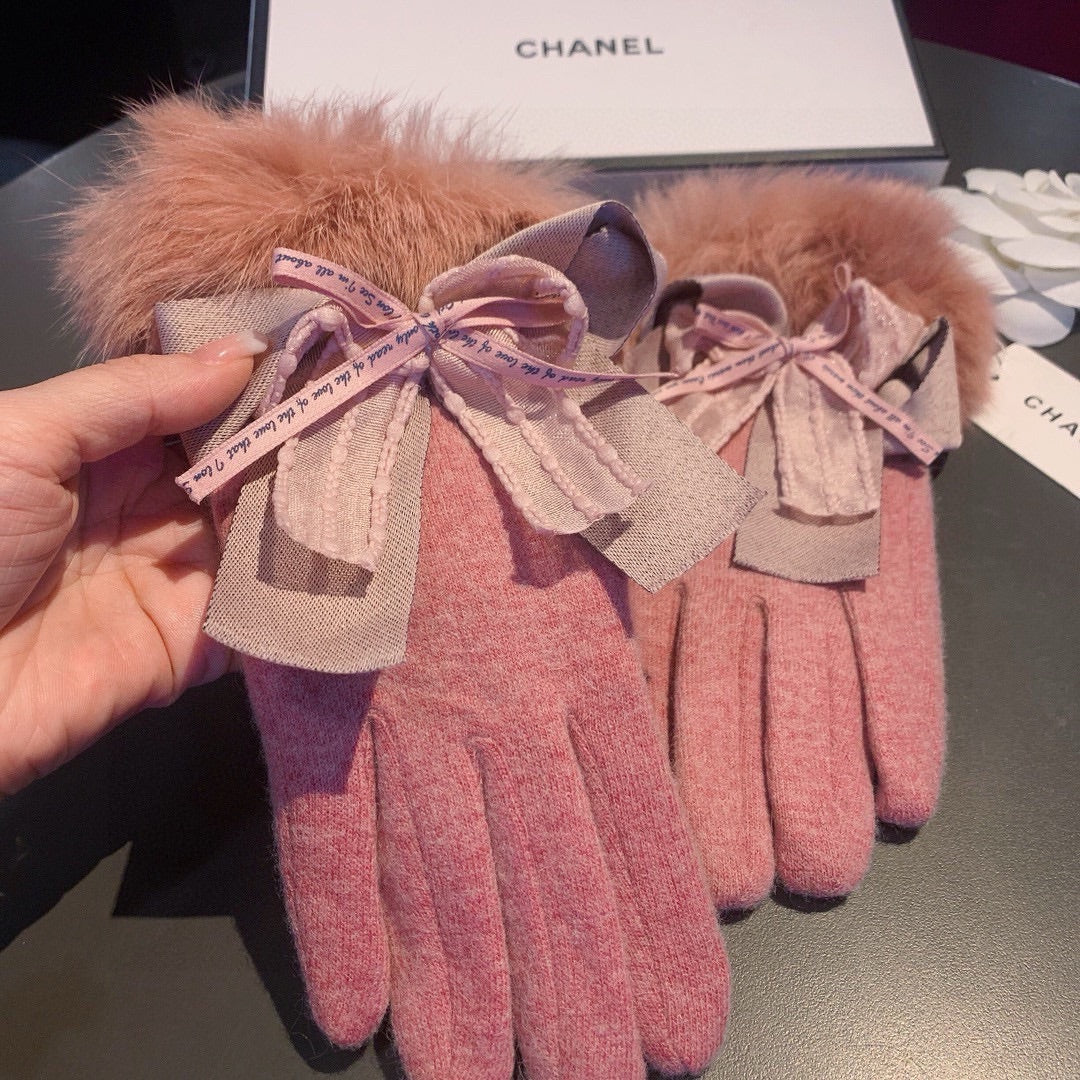 CHANEL GLOVES IN BLUSH PINK WOOL AND RABBIT FUR 441839