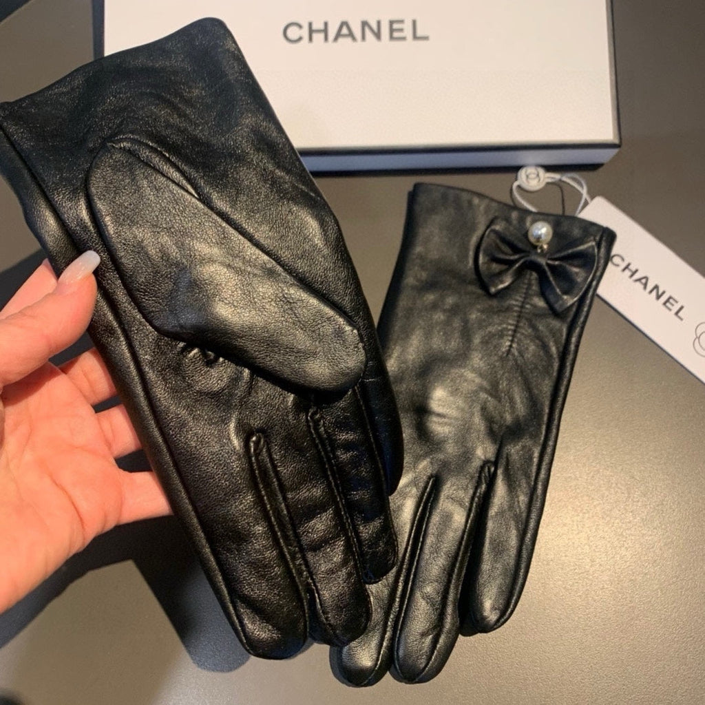 CHANEL TOUCHSCREEN GLOVES IN BLACK LAMBSKIN WITH GOLD LOGO 462264