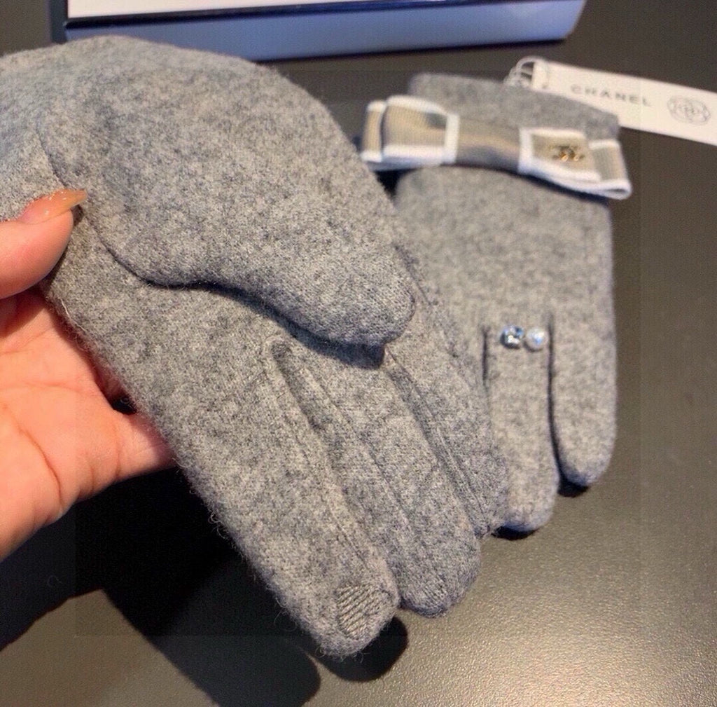 CHANEL GLOVES IN PALE GRAY WOOL WITH BOW 463856