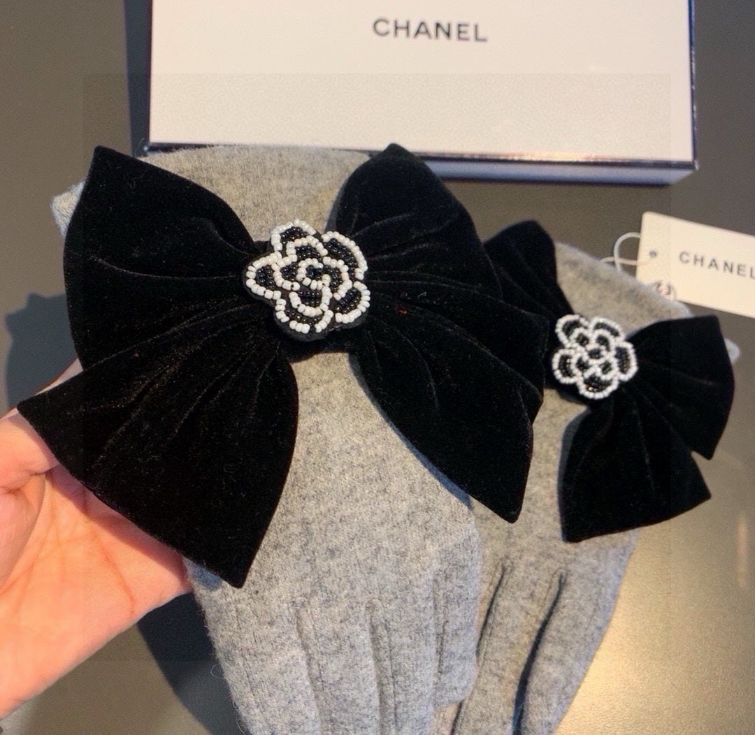 CHANEL GLOVES IN DOVE GRAY WOOL WITH LARGE BLACK BOW 464994