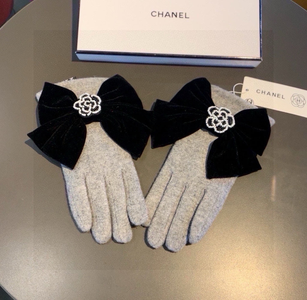 CHANEL GLOVES IN DOVE GRAY WOOL WITH LARGE BLACK BOW 464994