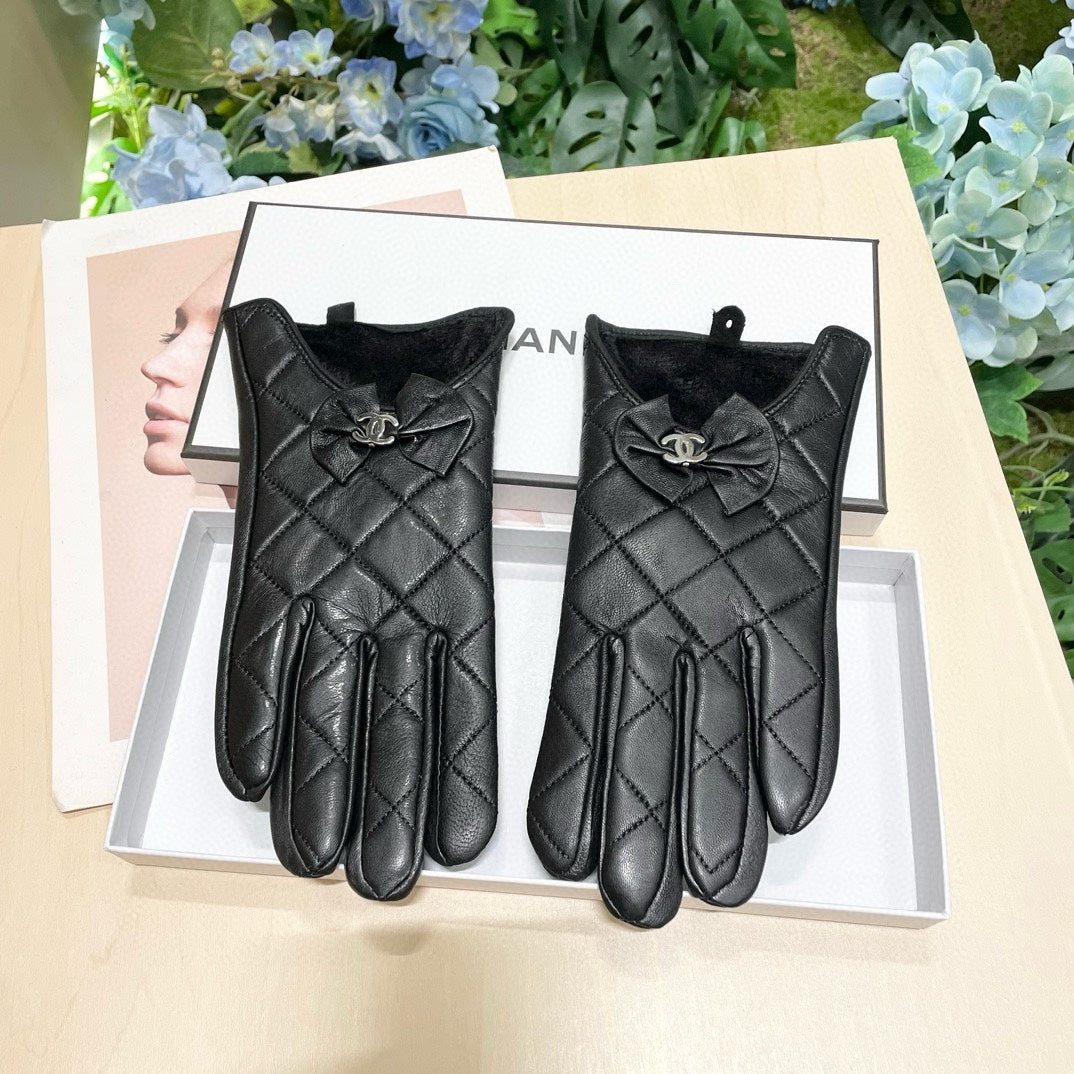 CHANEL GLOVES IN BLACK LAMBSKIN 462417